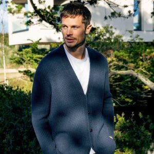 Cardigan boutonné en laine crochetée